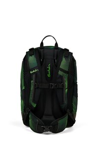 Sac à dos noir avec des motifs géométriques verts, des bretelles rembourrées et une poignée supérieure. Panneau arrière texturé pour le soutien et la ventilation.