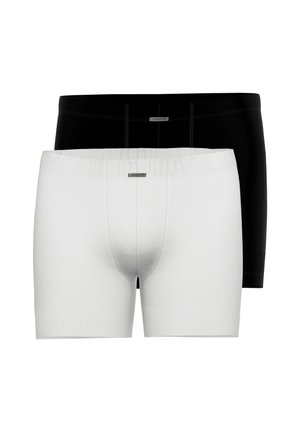 Zwei Paar Herren-Boxershorts, ein weißes Paar vorne und ein schwarzes Paar dahinter, beide mit einem kleinen rechteckigen Markenlabel am Bund.