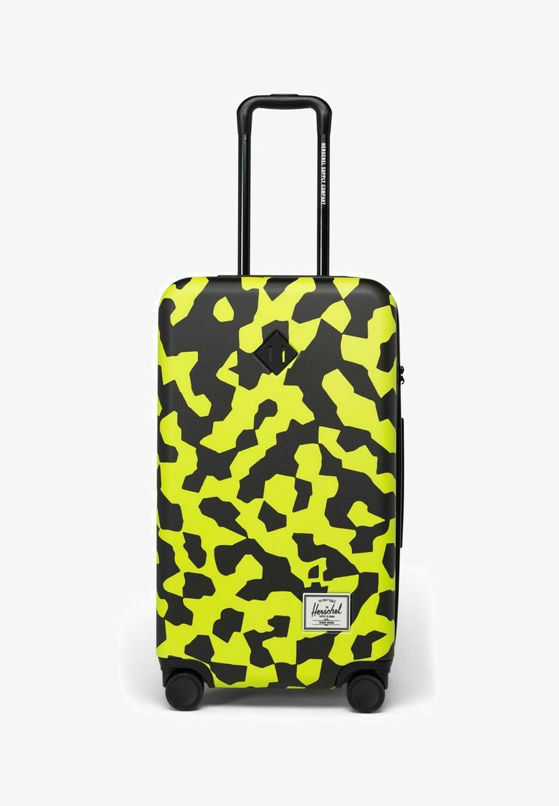 Hartschalenkoffer mit abstraktem Camouflage-Muster in Schwarz und Neon-Gelb, Teleskopgriff, vier Rädern und Herschel Supply Company Logo-Patch.