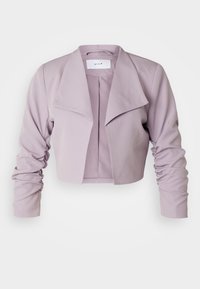 Chaqueta corta en color lila con cuello drapeado, mangas largas y fruncidas, y una textura de tela suave. Diseño de abertura frontal, hardware mínimo.