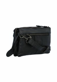 Borsa a mano in pelle nera con forma rettangolare, dotata di una chiusura zip, tracolla regolabile e dettagli in metallo. Texture liscia.