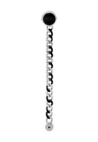 Bracelet en chaîne noir et argent comportant des maillons entrelacés, finition polie, et un fermoir rond noir avec un design circulaire sur le dessus.