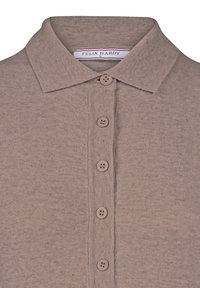 Beżowa dzianinowa koszulka polo z kołnierzykiem, z pięcioma dopasowanymi guzikami z przodu i metką z napisem "FELIX HARDY". Miękka tekstura.