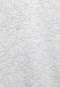 Pulover gri deschis cu un material moale și texturat și un design cu guler în V. Materialul pare a fi tricotat cu un model ușor melanjat.