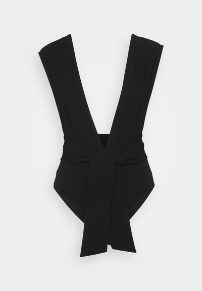 Maillot de bain noir avec un décolleté en V profond, de larges bretelles et un accent noué à la taille. Texture lisse et coupe ajustée.