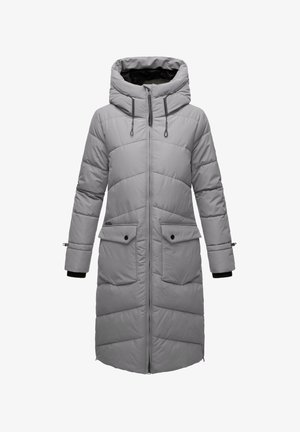 Szürke párnázott kabát kapucnival, cipzáras elülső résszel és két zsebburkolattal. Jellemzője a varrás részletek és az elasztikus mandzsetta a megnövelt melegség érdekében.