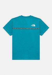 Camiseta de algodón turquesa con mangas cortas. Presenta un pequeño logo blanco en la parte posterior y una banda de logo en blanco y negro prominente a lo largo de la parte trasera.