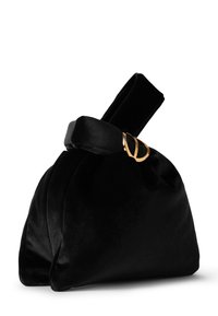 Borsa in velluto nero con base arrotondata e design morbido e raccolto. Caratterizzata da una tracolla piatta con un dettaglio a cerchio dorato. Texture liscia.