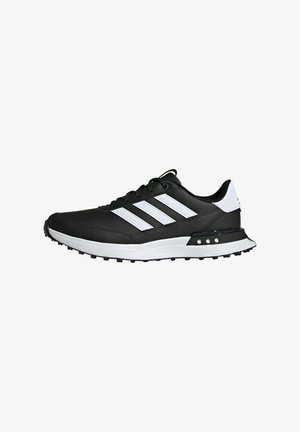 Sapatos de desporto pretos com detalhes em branco, apresentando um cabedal texturizado, três riscas paralelas de lado e uma sola de borracha moldada.