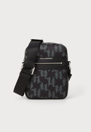 Borsa a tracolla nera di piccole dimensioni con motivo astratto grigio, tasca anteriore con zip, ampia tracolla regolabile e placchetta in metallo con il logo "Karl Lagerfeld".