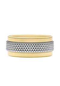 Bague en or et argent avec un anneau en or jaune lisse et un anneau en argent texturé, orné d'un motif en diamant.