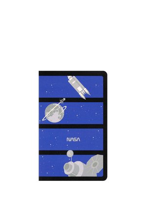 Copertina blu del quaderno con logo NASA, con illustrazioni di un'astronave, pianeta con anelli e un satellite nello spazio.