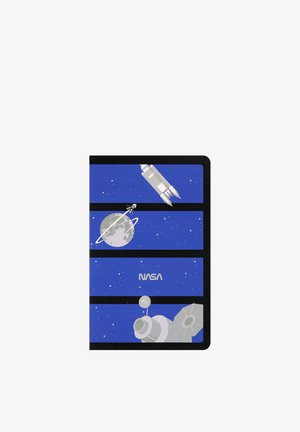 Copertina blu del quaderno con logo NASA, con illustrazioni di un'astronave, pianeta con anelli e un satellite nello spazio.