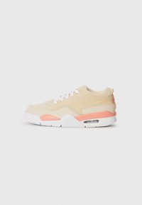 Zapatilla deportiva beige que combina materiales de malla y cuero, con cordones blancos, un acento coral y amortiguación de aire visible en la suela.