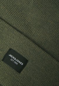 Berretto a maglia verde oliva con finitura testurizzata, dotato di un'etichetta nera rettangolare che riporta la dicitura "JACK&JONES EST.1990" in testo bianco.