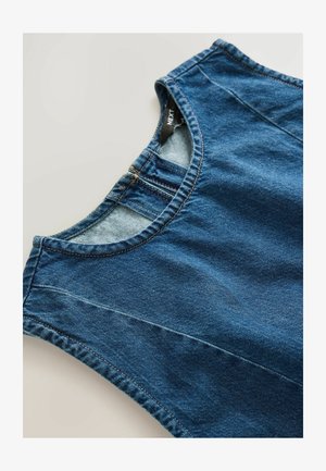 Farmer anyagú ruha kerek kivágással, ujjatlan kivitelben, kék színű anyaggal, kontrasztos varrással. Címke látható a nyakán belül.