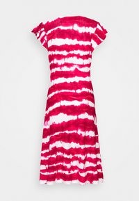 Czerwona i biała sukienka tie-dye z krótkimi falbankowymi rękawami, sylwetka A, lekko teksturowany materiał, długość do kolan i nierówny wzór pasków.