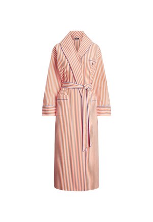 Pasiasty, do kolan szlafrok w kolorze koralowym i białym z niebieskimi akcentami, wyposażony w kołnierz szalowy, pasek i dwie przednie kieszenie.