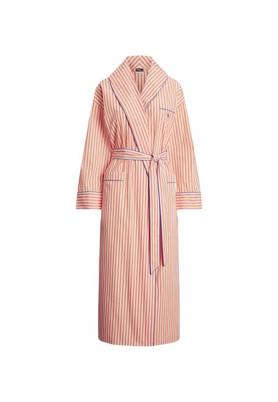 Pasiasty, do kolan szlafrok w kolorze koralowym i białym z niebieskimi akcentami, wyposażony w kołnierz szalowy, pasek i dwie przednie kieszenie.