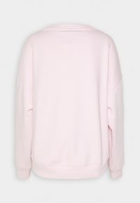 Sweat-shirt rose clair à manches longues vu de dos avec un col rond et des poignets et un ourlet côtelés.