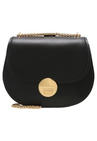 Musta nahkainen käsilaukku, jossa on kultaiset metalliosat, pyöreä läppäkiinnitys ja punottu ketjuhihna kantamista varten.