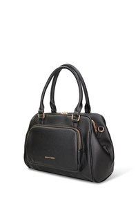 Borsa a mano in pelle nera con superficie testurizzata, doppi manici e tasca frontale con zip. Presenta accessori dorati e un logo del marchio sul davanti.