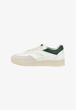 Sneaker bianco e verde caratterizzato da una combinazione di pelle e suede. Punta rotonda, lacci piatti e suola in gomma color cammello con marchio sul lato.