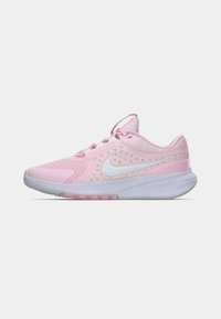 Chaussure de course Nike rose clair avec logo swoosh blanc, tige en maille, col rembourré et semelle blanche amortie sur fond blanc.