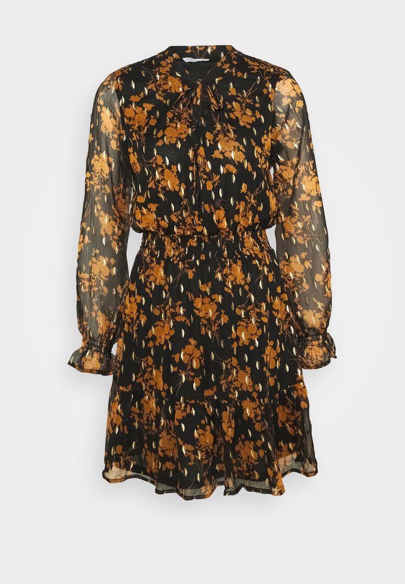 Robe noire à motifs floraux avec manches longues et transparentes, taille froncée et ourlet à volants. Présente des motifs de fleurs orange et or sur toute la surface.