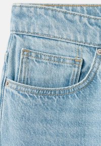 Lichtblauwe spijkerbroek met zichtbare achterzak en kleinere muntzak, voorzien van oranje stiksels en metalen klinknagels op de hoeken van de zak.