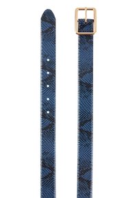 Cintura in pelle con motivo di pelle di serpente blu, dotata di fibbia rettangolare dorata e cinque fori di regolazione su sfondo bianco.