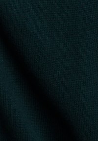 Dunkelblauer, gestrickter Stoff mit einer feinen Rippstruktur, der eine weiche Ausstrahlung und ein glattes Finish aufweist.