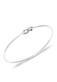 Silberarmband mit einer glatten, schlanken Struktur und einem Verschlussdesign, das kleine, eingelassene klare Steine zur Verschönerung aufweist.
