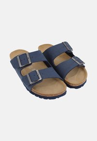 Sandali blu navy a due cinghie realizzati in materiale sintetico, con dettagli in fibbia e una soletta in sughero con suola in gomma per maggiore aderenza.