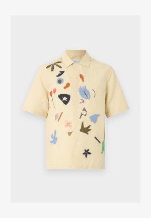 Camicia beige a maniche corte con bottoni, ricamo astratto e colorato di fiori e foglie sul davanti e sulla spalla sinistra.