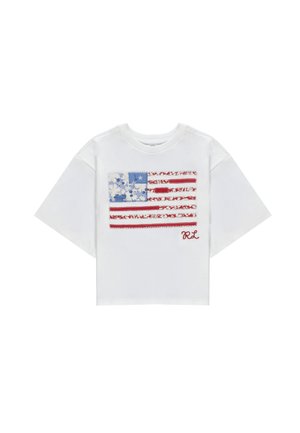 T-shirt bianca a maniche corte con un design stilizzato della bandiera americana, con stelle blu floreali e strisce rosse, e le iniziali rosse "RL" sotto.