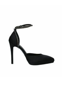 Scarpa nera con tacco alto, punta affusolata, finitura in satin e una cinghia decorativa alla caviglia adornata con accenti metallici.