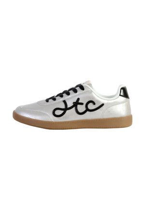 Baskets argentées avec des lacets noirs et un logo "ltc" noir proéminent, dotées d'une tige texturée et d'une semelle en caoutchouc gomme.