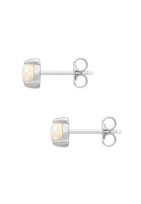 Sterlingo sidabro auskarai su apvaliais opalineis akmenimis, įmontuotais į nagų tipo dizainą, pabrėžiantys lygų, blizgantį paviršių.