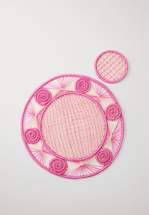 Vevd veggdekor laget av rosa og kremfargede materialer. Har en stor rund form med spiraliserte aksenter og en mindre sirkel ved siden av.