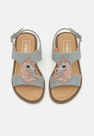 Børnesandaler med åben tå med blå remme og broderede enhjørningemotiver på toppen, med ankelspænder og lysebrune polstrede såler.