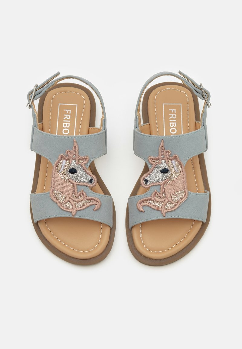 Sandales ouvertes pour enfants avec des brides bleues et des motifs de licornes brodés sur le dessus, avec des boucles à la cheville et des semelles rembourrées couleur sable.