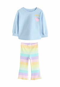 Jasnoniebieski bawełniany top z długimi rękawami z napisem "PEPPA" i detalem postaci. Pasiaste pastelowe legginsy z rozszerzanym dołem i metką z logo.