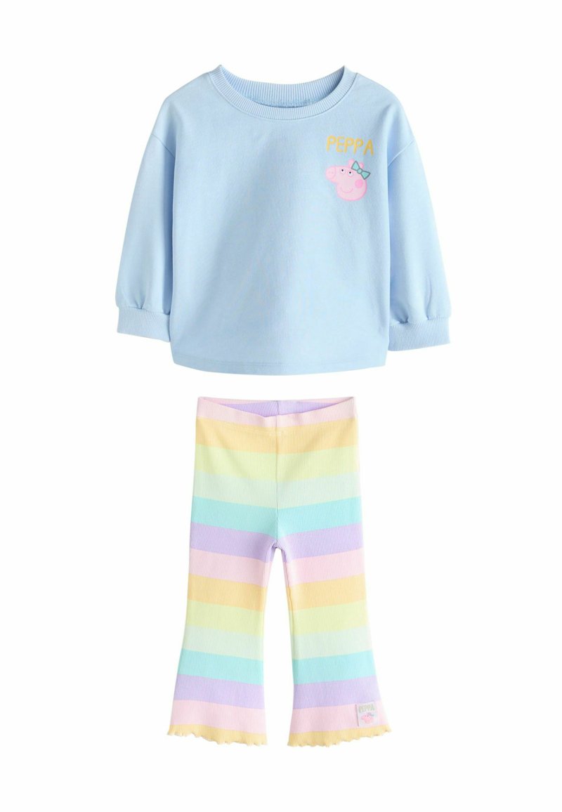 Jasnoniebieski bawełniany top z długimi rękawami z napisem "PEPPA" i detalem postaci. Pasiaste pastelowe legginsy z rozszerzanym dołem i metką z logo.