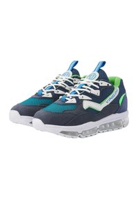 Blauwe en groene sport schoenen met een bovenwerk van mesh, witte veters, een gevoerde tong en zichtbare luchtvering in de zool. Gekenmerkt met een logo.