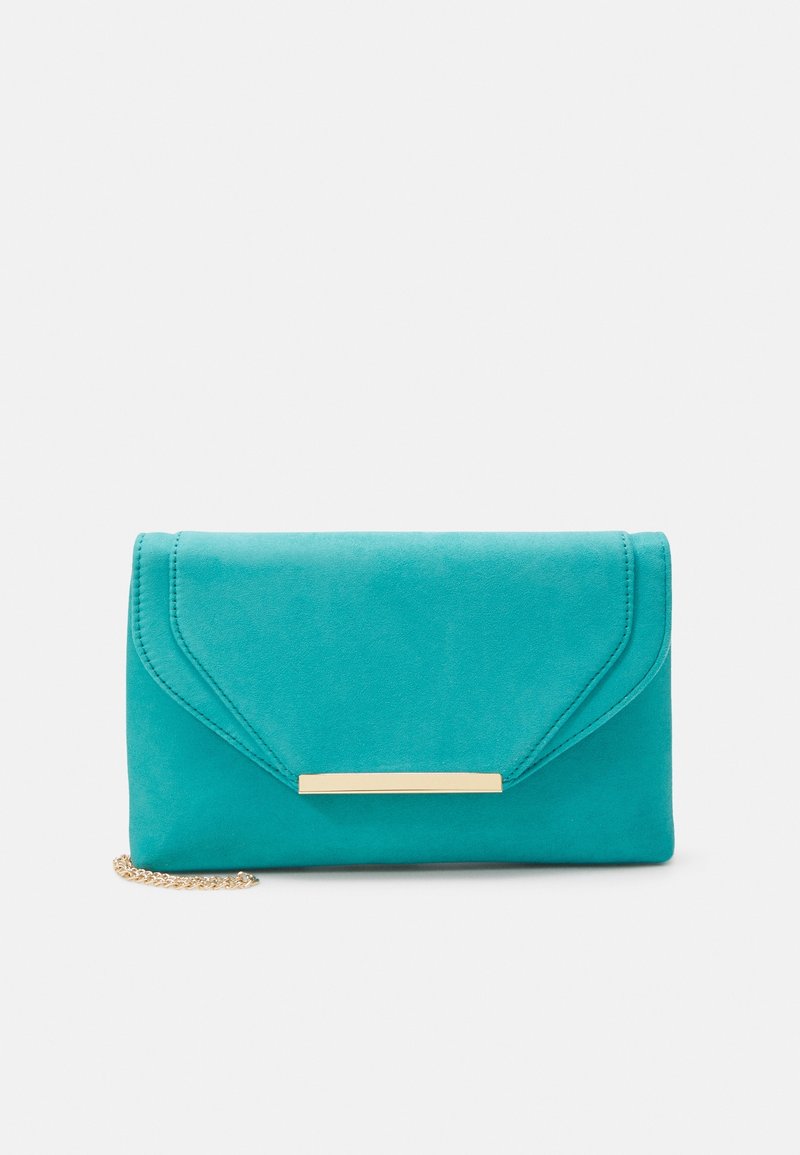 Pochette enveloppe en daim turquoise avec un fermoir rectangulaire doré et une bandoulière chaîne dorée partiellement visible sur fond blanc.