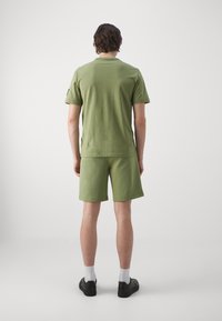 Calvin Klein Jeans BADGE REGULAR TEE - Basic póló - dark juniper