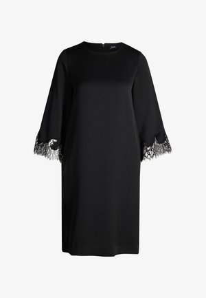 Robe noire longueur genou avec encolure ronde, manches trois quarts évasées et détails en dentelle aux extrémités des manches.