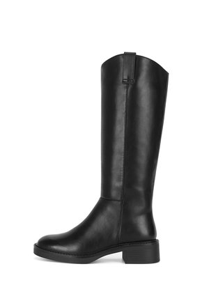 Stivale nero in pelle al ginocchio con tacco basso a blocco e linguetta di tiraggio in alto, finitura liscia e punta arrotondata.