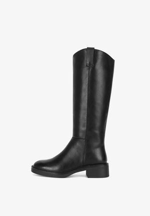 Černá kožená kozačka ke kolenům s nízkým hranatým podpatkem a poutkem na horní straně, hladký povrch a zaoblená špička.